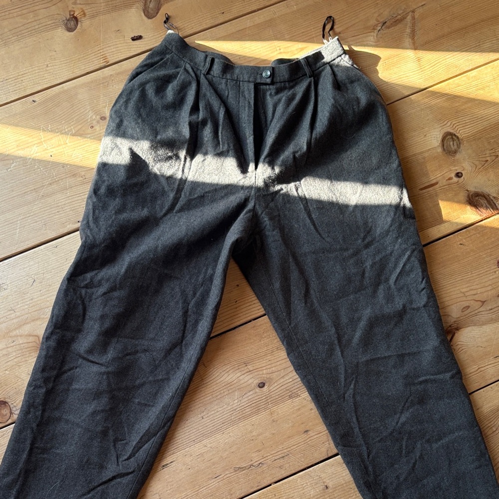 Men's Dark Gray Pleated Trousers - Classic Workwear Style
